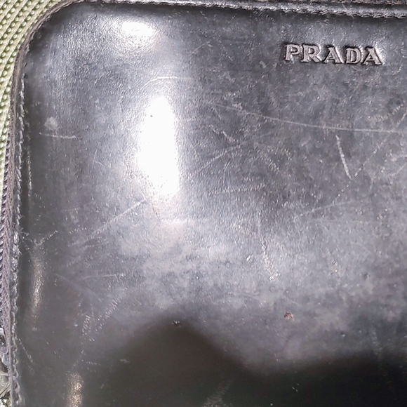 Vintage Prada leather wallet w zipper. Pre-owned, good condition, clean. - Picture 16 of 16